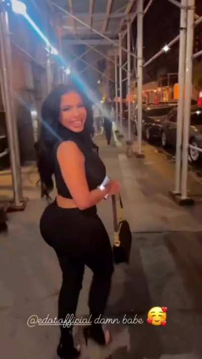 walkin goddess