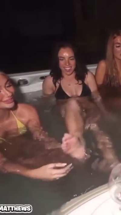 Hot tub stream feet tickle