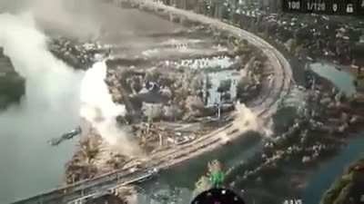 A Russian tank is being hit by FPV drones and is immobilized. This happened on the bridge over the Konka river close to Oleshky.

It shows how Ukrainian forces can pin down Russian forces 3km from the bridgehead at the Antonivskyi bridge.

&eth;46.63564734