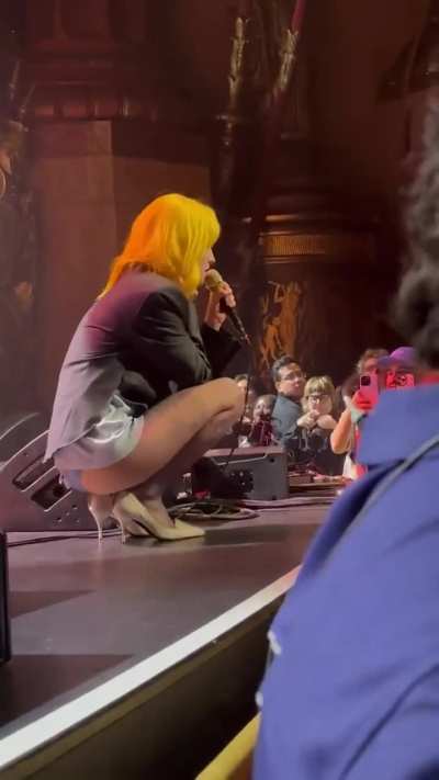 Hayley performing &ldquo;Kill Me&rdquo;