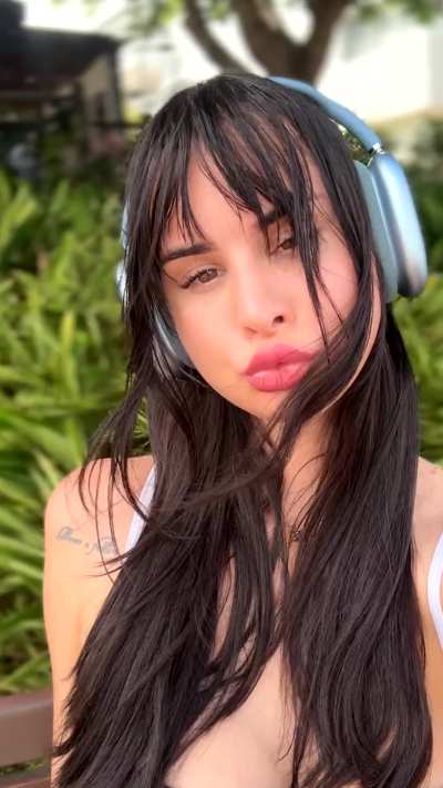 I don&rsquo;t blend &mdash; I ground the moment 🖤⚡