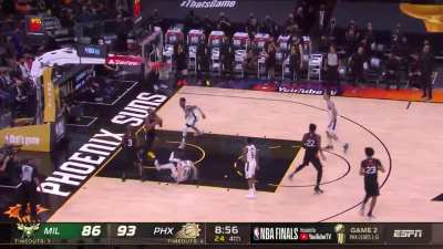 [Highlight] Giannis Antetokounmpo saves two points for the Bucks with an impressive block