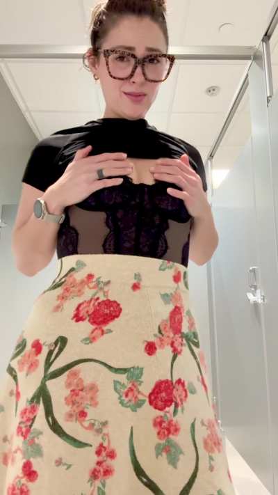 Would you like to see the whole naughty secretary outfit? Toys included🤓