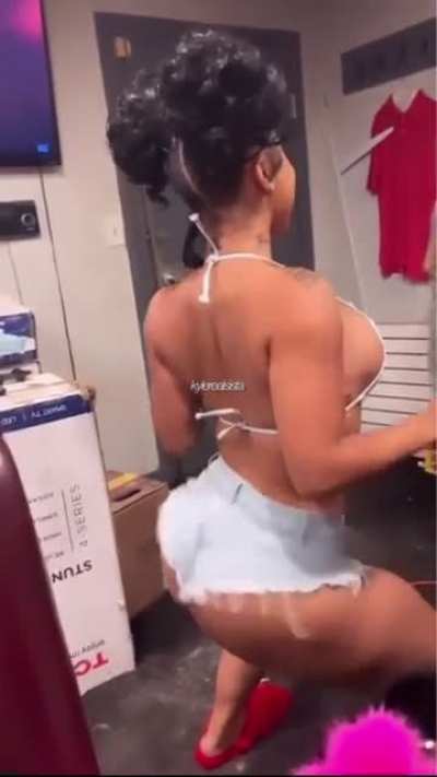 she throwin&rsquo; dat bihh🥵😭