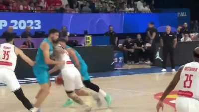 [Highlight] Luka throws the hook shot like pass over the head of the defender for the assist