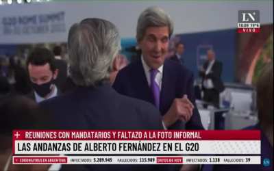 John Kerry sacándole la mano a Alberto Fernández de su brazo