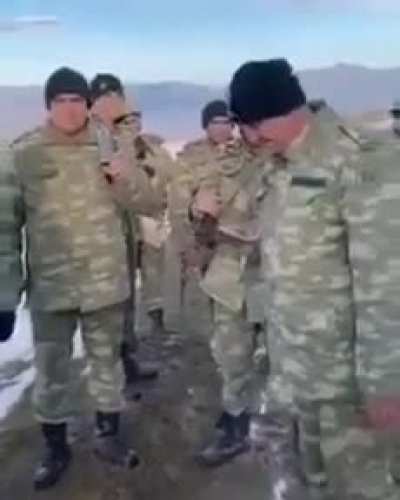 Azərbaycan hərb&ccedil;iləri Erməni hərbi&ccedil;iləri (separatistləri) ilə Azərbaycanca danışıqlar aparır. Ermənilər, məğlub olmuş tərəf kimi bax belə danışmalıdır: h&ouml;rmətlə, ehtiyatla, xahişlə. Bizim hərbi&ccedil;ilər də belələrinə qarşı h&ouml;rmətlə yanaşırlar. Separatist fiki