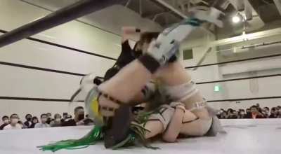 STARDOM's high speed fairy Natsupoi using her new flash pin 