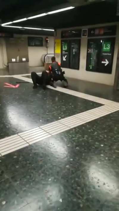 Dos vigilantes del Metro de Barcelona pele&aacute;ndose entre ellos a hostias.