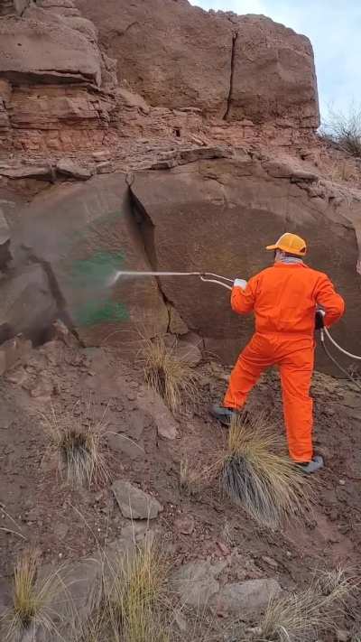 As&iacute; la fundaci&oacute;n Pro Monta&ntilde;a trabaja para eliminar los grafitis de los v&aacute;ndalos de dique Potrerillos