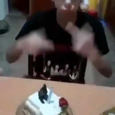Gracias a todos por felicitarme cuando me cree la cuenta nunca pens&eacute; que hiba a conocer personas y a vivir experiencias tan divertidas, tristes y raras y ojal&aacute; maau no se olvide de este grandioso subreddit