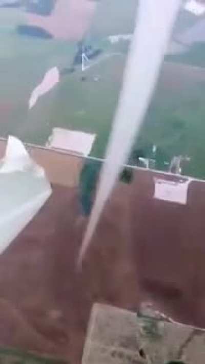 Смелый пилот решил сделать несколько кругов вокруг воронки начинающегося торнадо