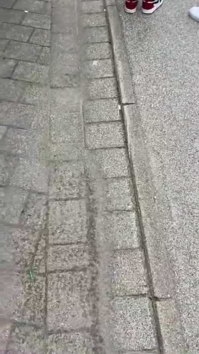 Junge hat gro&szlig;e fresse und bekommt ein Ding