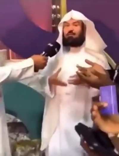 Please learn Arabic everyone. Sheikh is talking and people think he&rsquo;s making a Du&rsquo;a 😭