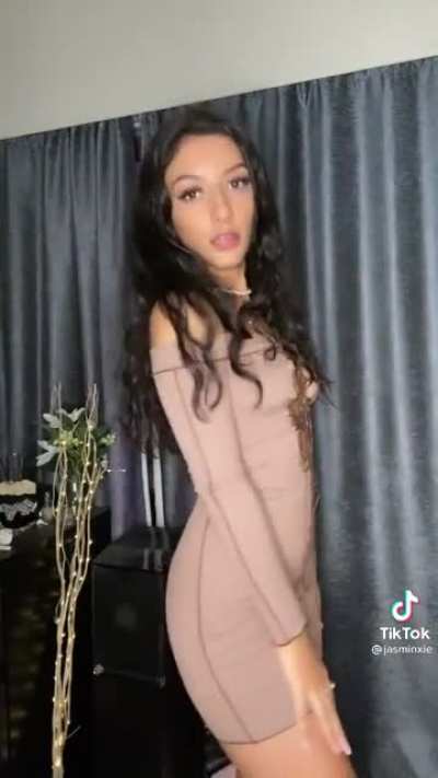 If I was there that dress be off so quick!