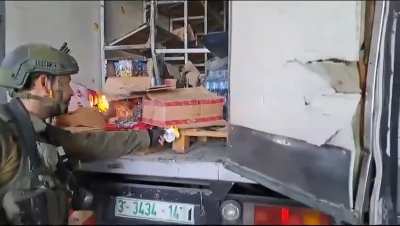 Israeli occupation soldiers set fire to food & water supplies in the besieged Shejaiya in Gaza. As Palestinians in Gaza are starving, with out shelter, food & water & as the UN is warning mass starvation & diseases