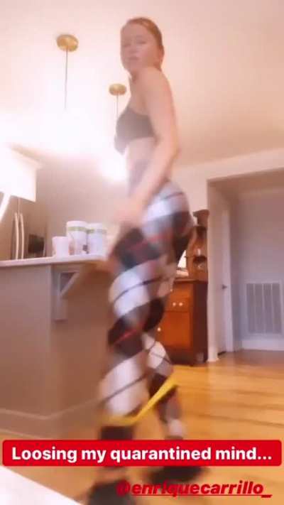 Danielle shaking her ass 🍑