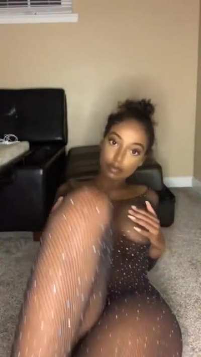 Bro who&hellip;..tf is this girl and where&rsquo;s her shit 😑