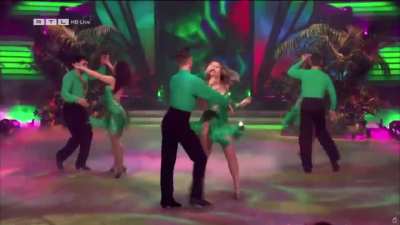 Julia Beautx bei Let&rsquo;s Dance - erster Gruppentanz und Bewertung: Video 1/2&hellip; Show vom 17.02.23