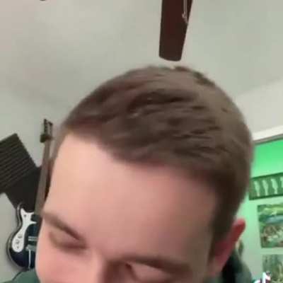 lo unico que puedo decir es que es blanco y toca la guitarra, con raz&oacute;n tan puto
