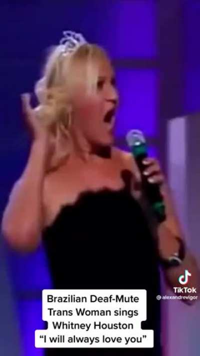 Brazilian deaf trans woman sings Whitney Houston's "I will always love you"
