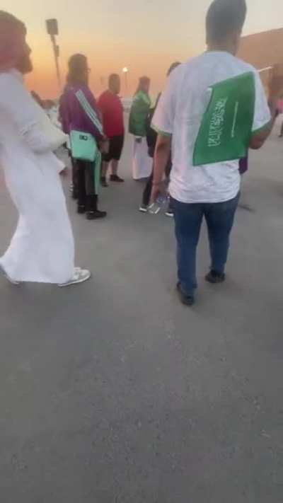 Reporter from Brazil has the flag of his home state (Pernambuco / Brasil) mistaken with an LGBT flag and suffers harassment and violence from Qatari residents. They even took the flag of Pernambuco, threw it on the ground and stepped on it. When some peop