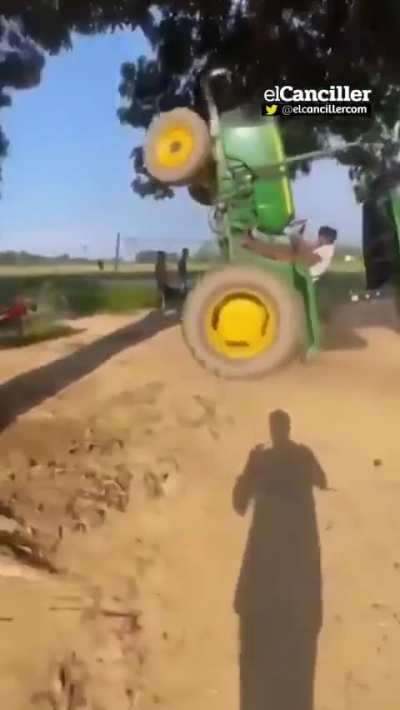  Milton": intent&oacute; hacer un wheelie con el tractor y le termin&oacute; aplastando la moto.