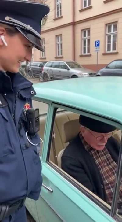 Haha geiler Opa 🤣🤣🤣🤣🤣 der hats immer noch faustdick hinter den Ohren 🫡🫡🫡🫡😆😆😆😆