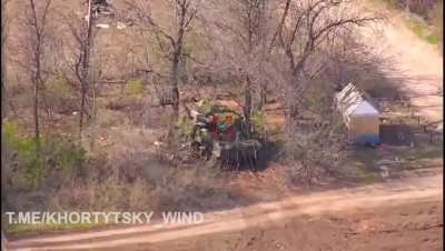 Damage to the 🇷🇺Russian 2S6 "Tunguska" air defense system by a 🇺🇦RAM X barrage munition in the village of Zorya of the Donetsk region
