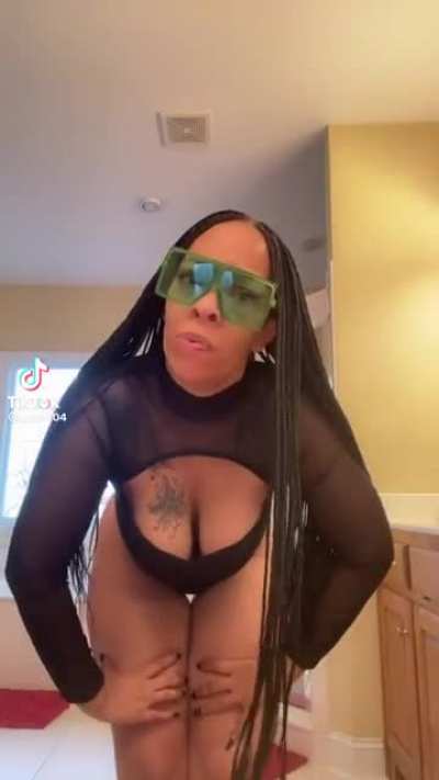 Wish she&rsquo;d turn around but them titties tho😛😍🥵🍒