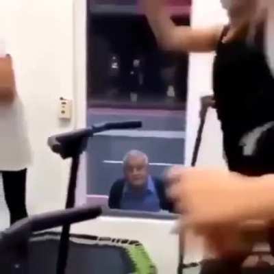 El abuelo del uriel anda espiando minitas 😡