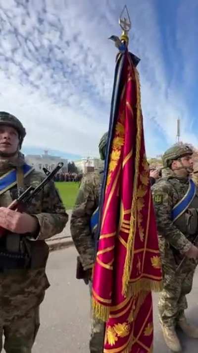 Zelenskyy singing the national anthem &amp;amp; celebrating Kherson&rsquo;s liberation 🇺🇦💙💛