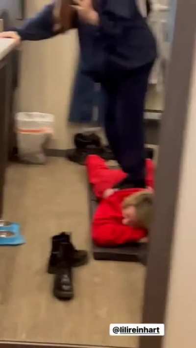 Maddy giving Lili a back massage. I love them so muchh