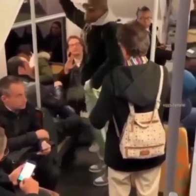 Est&aacute; lol en el metro 😬