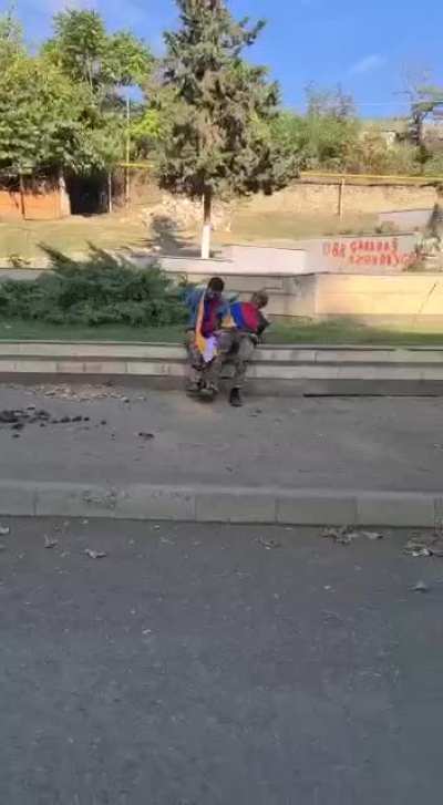 Montaj deniyor umarım &ouml;yledir. Azerbaycan halklı olduğu durumda haksız duruma d&uuml;şer bu durum buysa. Ayrıca teslim olan askeri vurmak b&uuml;y&uuml;k bir stratejik hatadır, &ouml;ld&uuml;r&uuml;leceğini bilen asker teslim olmaz &ouml;lene dek savaşır.