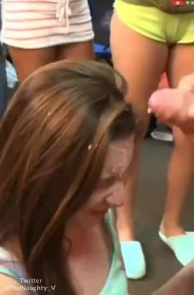 I want someone to cum on me publicly like this!! 😍 So hot!