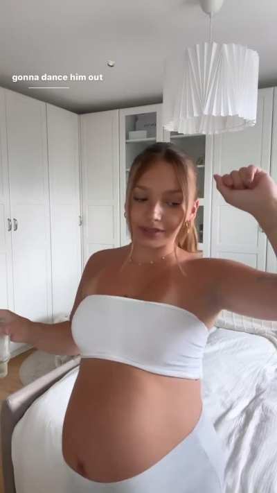 Alina versucht Baby raus zu tanzen