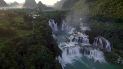 The majestic Bản Giốc &ndash; Detian Falls between Vietnam and China