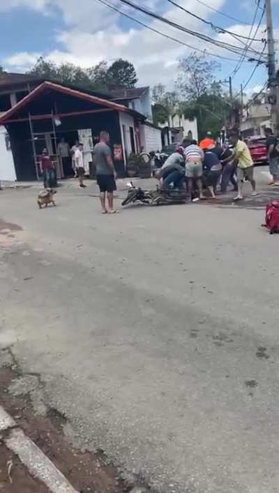 Brazil: Cell phone thief has been arrested and attacked by the people!
