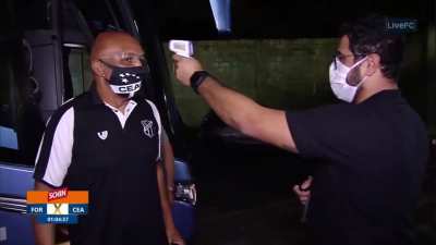 Ele achou que era uma arma kkkkk