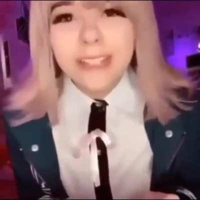 Don&rsquo;t look at her look at me