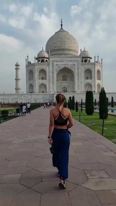 Polish girls visit Taj Mahal