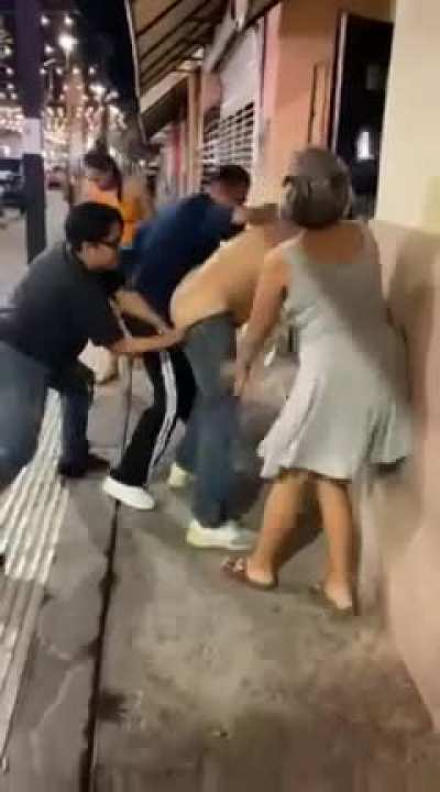 Linchamento com dedada no cu