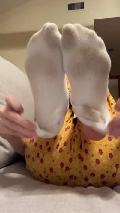 Take my socks off with me after a long day in sneakers 🫣