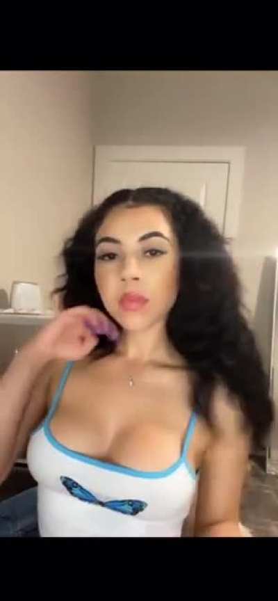 Hey y&rsquo;all dms are open I have content💕😊