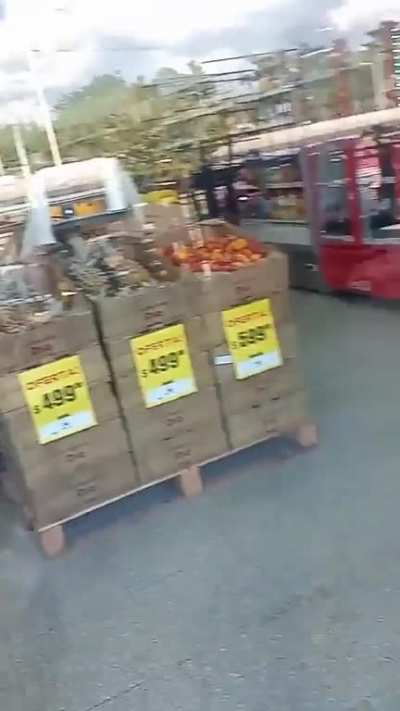 Contexto: Una mujer embarazada y su pareja entraron a robar a supermercado