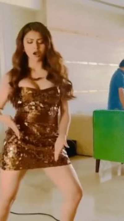Bimbo Urvashi Rautela bouncing her plump titties in a little fuck-me dress is the hottest thing you'll see today 🔥🔥✊✊💦💦