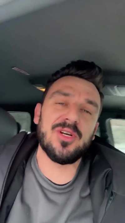 Esti parte din plebe daca mergi pe jos dupa spusele acestui influencer
