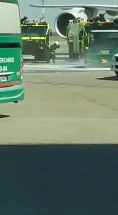 Hoy en Ezeiza a Intercargo se le prendió fuego un tractor y a los bomberos de ANAC se les pinchó la manguera cuando intentaban apagarlo.