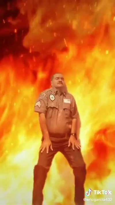 Yo siendo asaltado. El guardia de seguridad: